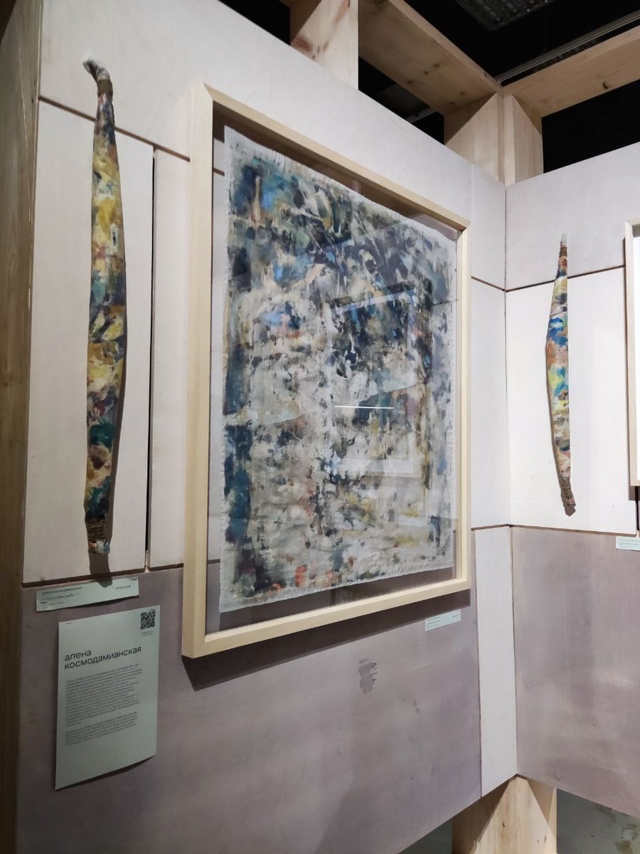 Экспозиция ярмарки молодого современного искусства Blazar 2024