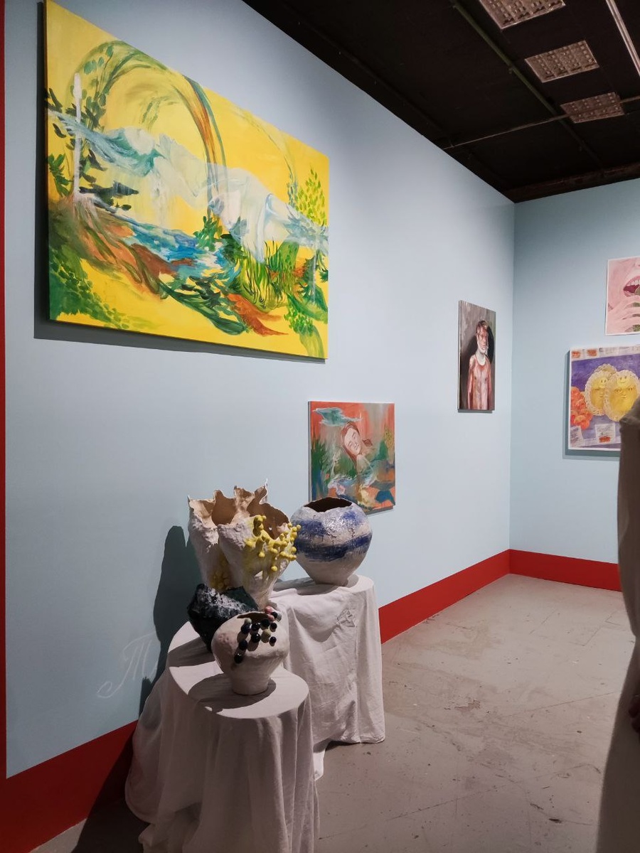 Экспозиция ярмарки молодого современного искусства Blazar 2024