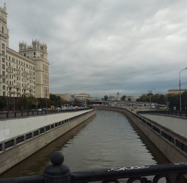 Я порылась и нашла свои фото с первого приезда в Москву, но показывать их не буду, потому что выглядела я в 18 как начинающая, но подающая большие надежды, Простит Утка. (отсылка к песне кстати, погуглите) 