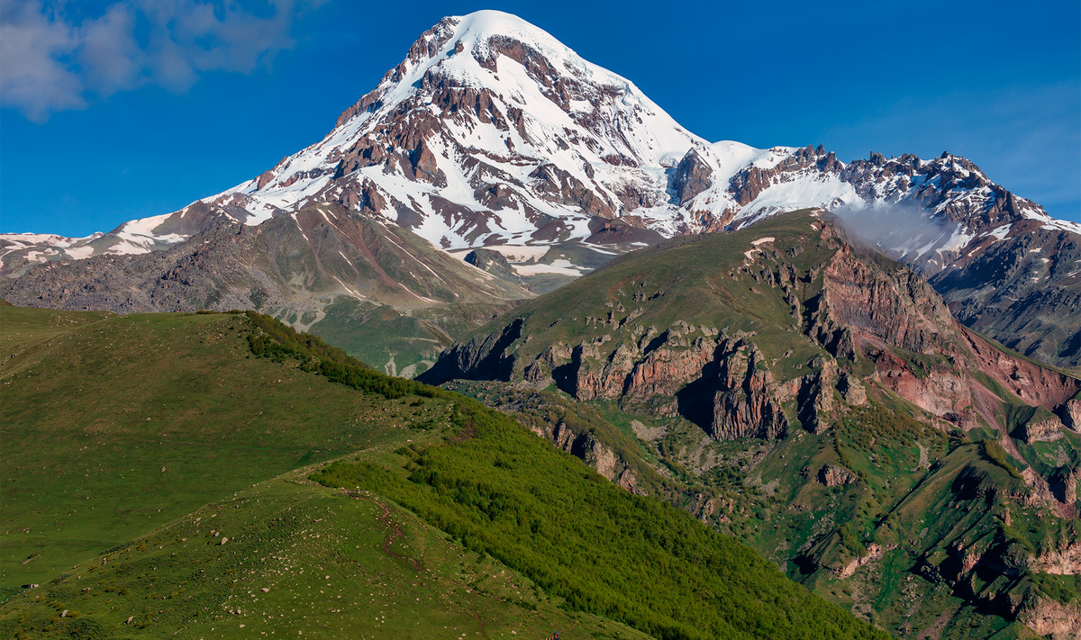 Одно из важнейших мест для фанатов серьёзных гор, ведь здесь находится знаменитый спящий стратовулкан Казбек высотой 5033 метра. Фото: Rbk365 / Shutterstock.com