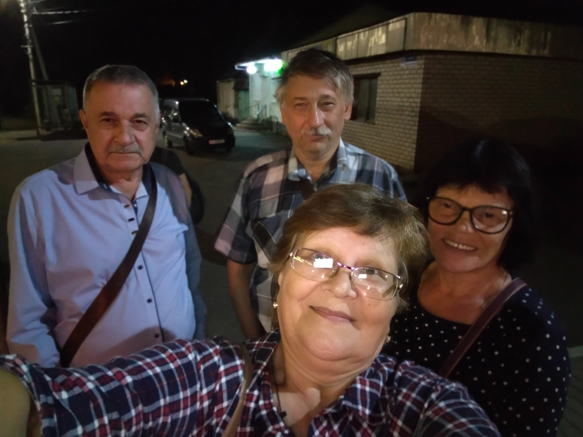 Мужчины (два Саши) сосредоточены, а сестры довольны - повидались, наобнимались, наговорились. Но хорошего, как говорится помаленьку