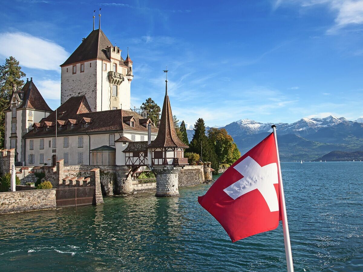    Флаг Швейцарии в Оберхофене© Fotolia / swisshippo