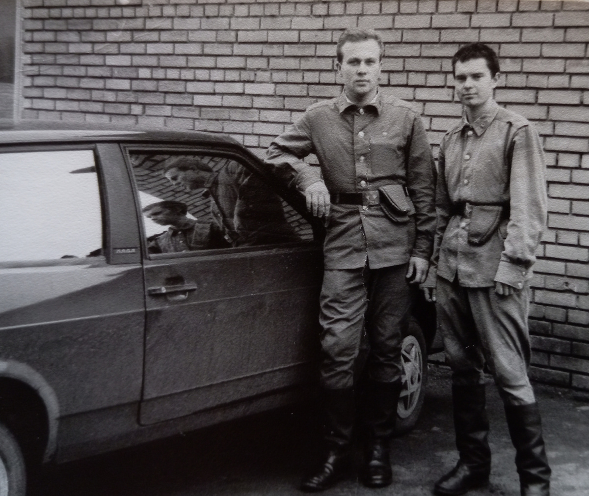 С товарищем сразу после перевода в Москву. 1990 год. Ближе к осени. Мы ещё духи. Я слева. 