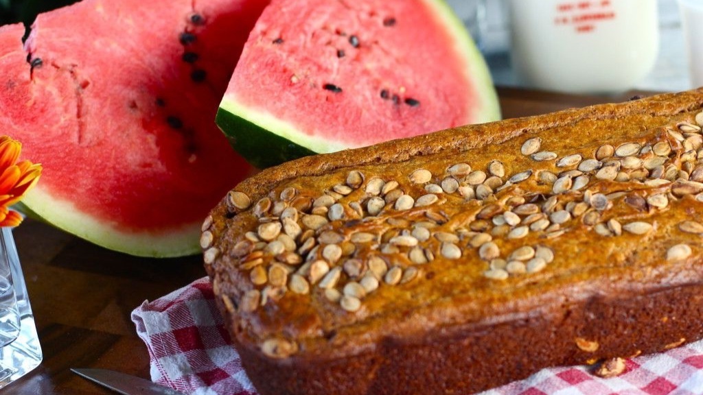 ...даже арбузы поглощал исключительно с хлебом – такого я доселе не видел никогда!