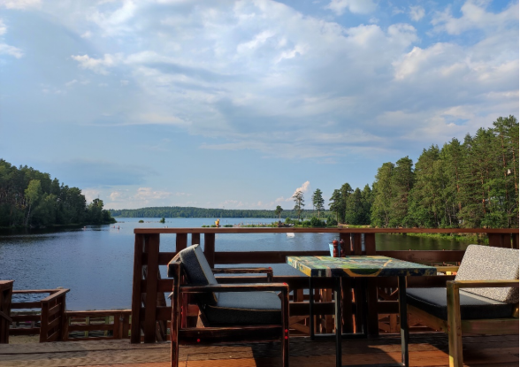 Рис. 1 Ресторан «Вереск», вид на Большое Симагинское озеро (фото из личного архива)