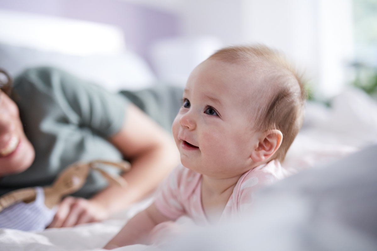 Когда ребенок плачет или ведет себя беспокойно, попробуйте сделать ему легкий массаж. Если у малыша были газики, ему может стать легче