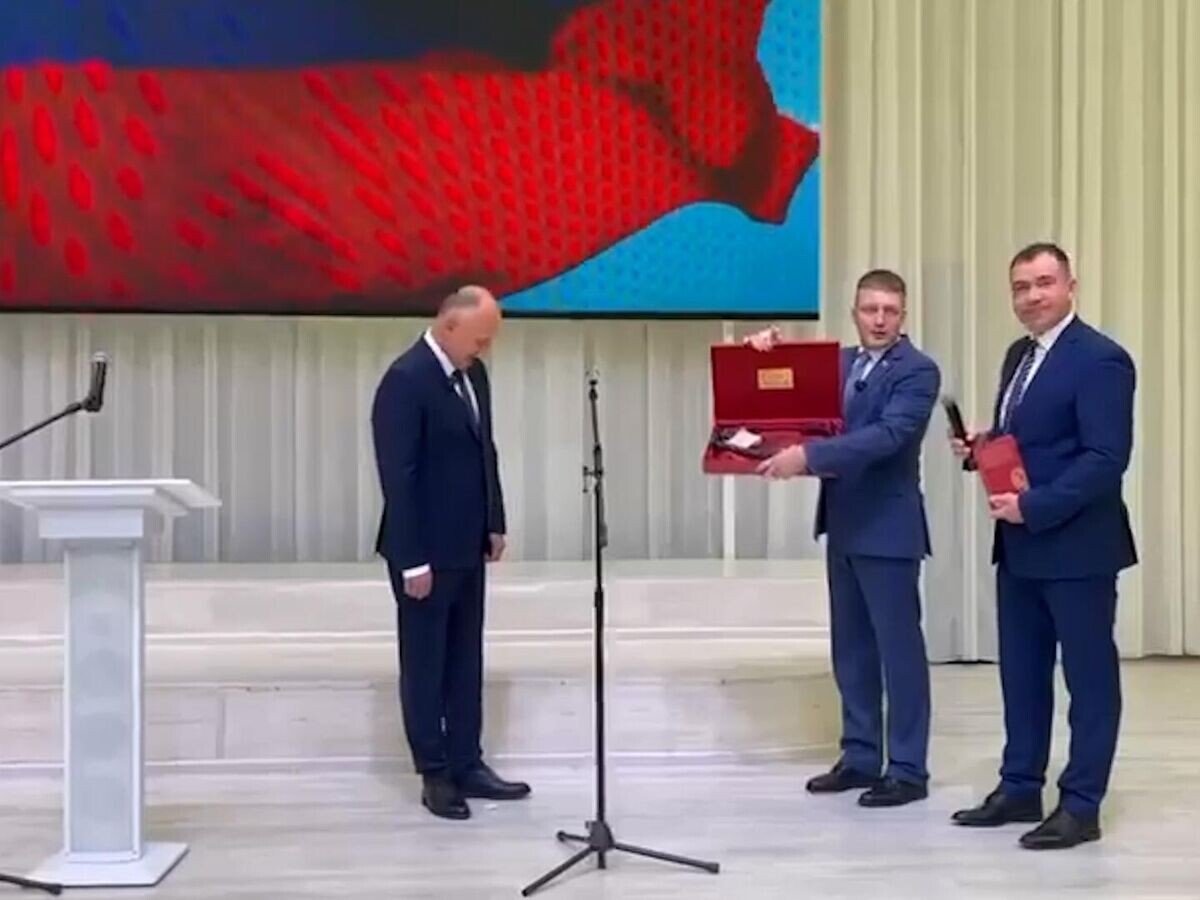    Депутаты во время инаугурации дарят новому мэру города Усть-Илимск кнут, пряник и Конституцию© ВК ustilimsk_1