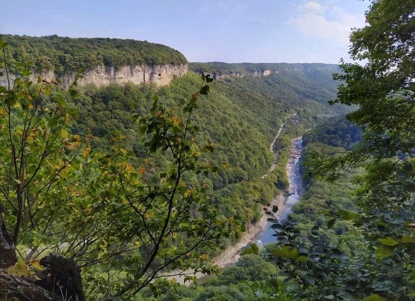 Время от времени тропинка приближалась к краю скалы, деревья расступались — и взгляду открывались потрясающие виды на реку Белую и хребет Уна-Коз