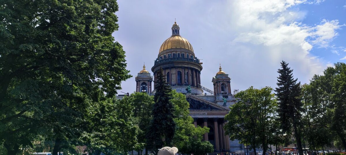 С колоннады Исаакиевского собора можно сделать отличные панорамные фото центра Питера. Цена прохода на смотровую площадку — 300 рублей. Фото: Лана Ржевская