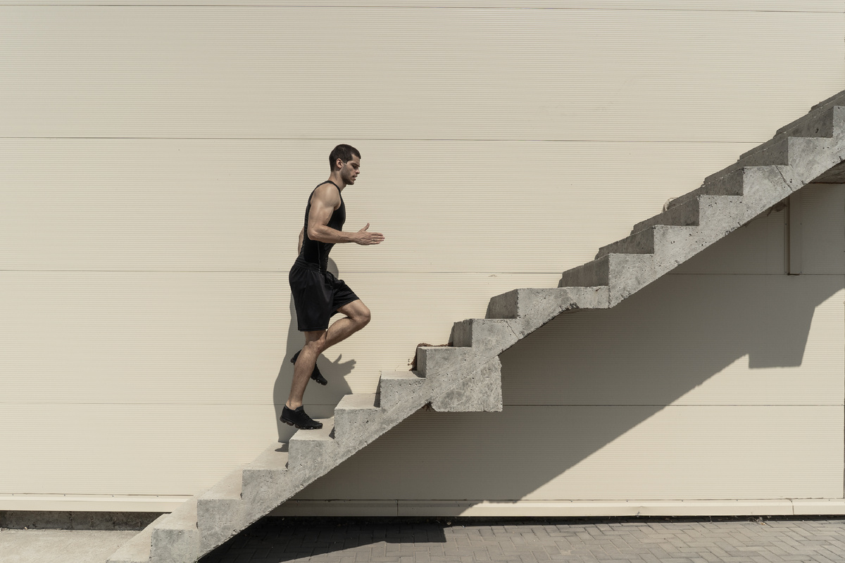 <a href="https://ru.freepik.com/free-photo/full-length-shot-of-healthy-athletic-man-climbing-up-on-stairs_7169177.htm#&position=6&from_view=user&uuid=8bcab0fe-ef48-40e4-bb01-4fa616bc59ae">Изображение от ArthurHidden</a> на Freepik