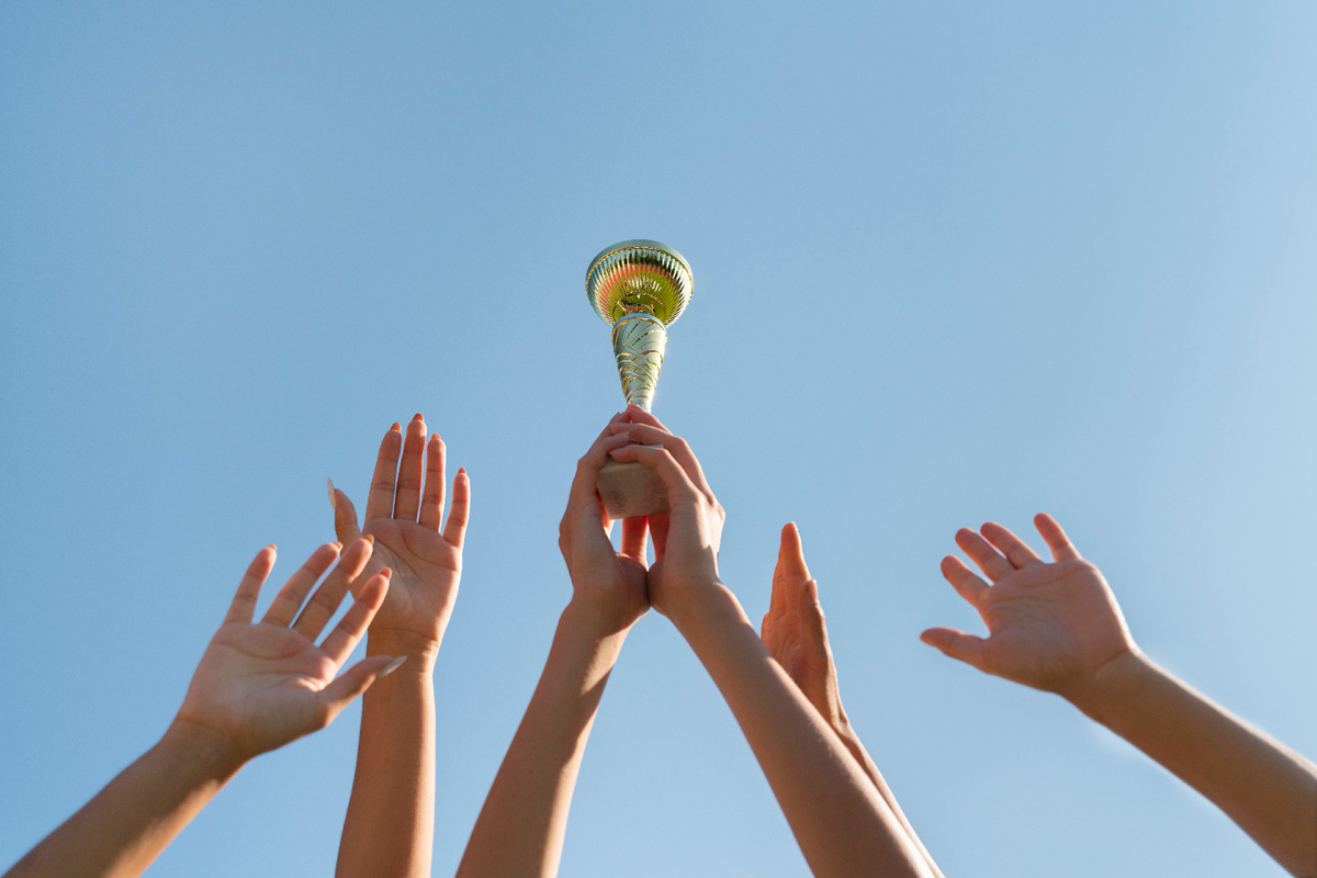 Изображение от <a href="https://ru.freepik.com/free-photo/young-women-holding-a-sports-cup_16612636.htm#&position=17&from_view=user&uuid=d7d105d4-eaa3-4303-8bea-aa89d837e1da">Freepik</a>