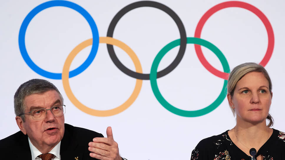Фото: Denis Balibouse / Reuters📷Кирсти Ковентри (справа) стала всего второй в истории женщиной, претендующей на пост президента МОК, который в будущем году покинет Томас Бах (слева)