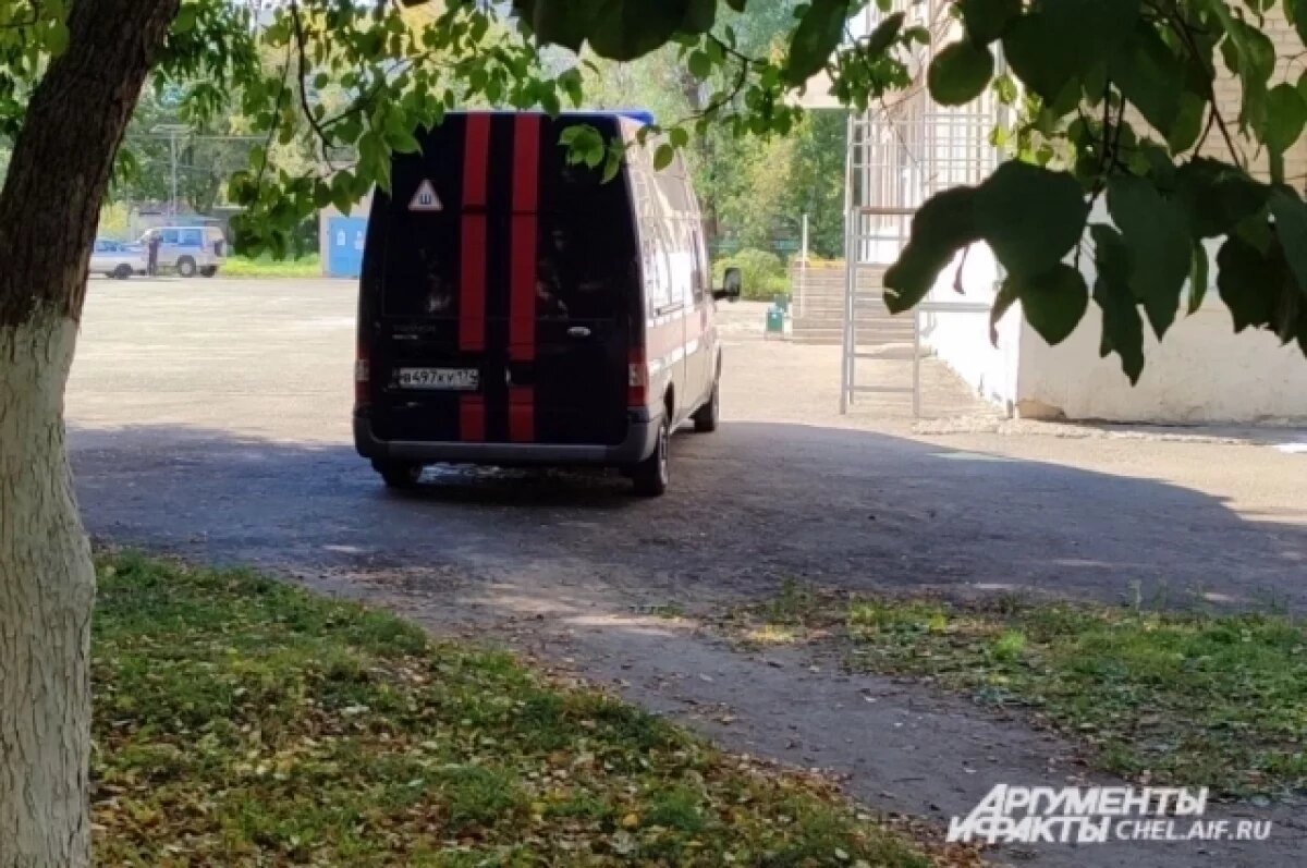    Следователи работали в школе целый день.