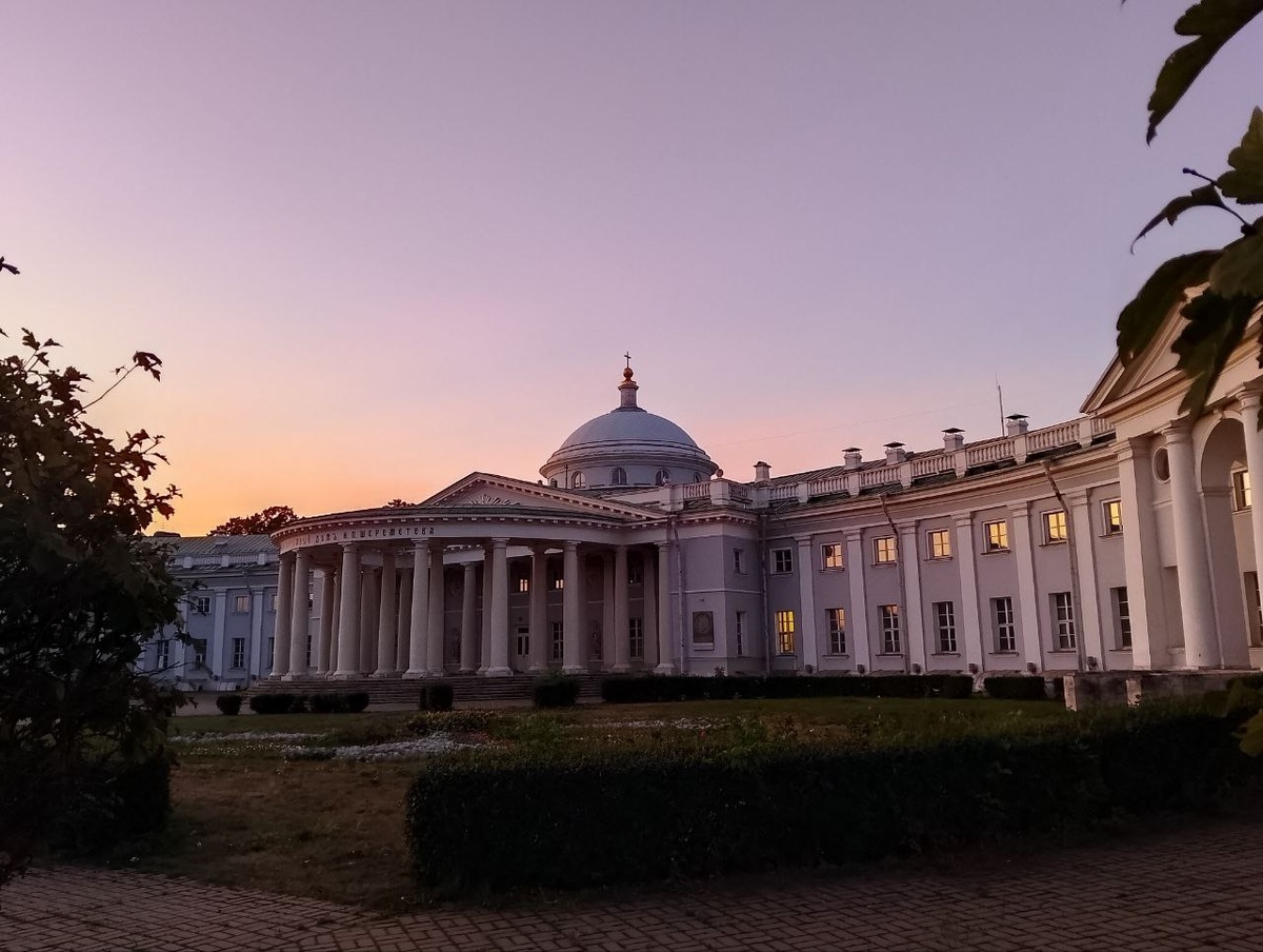 Этот приют, больше похожий на дворец, граф Шереметев построил в память о своей супруге