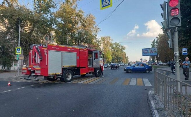 Столкновение произошло 16 сентября в 15:12 в районе остановки "ЮЗГУ".48-летний водитель автомобиля "Рено Логан" ехал по ул.50 лет Октября в сторону ул.Аэродромная. Возле остановки общественного транспорта автомобиль столкнулся с пожарным автомобилем, который ехал на вызов в том же направлении со включенными проблесковыми маячками и сиреной.В результате травмы получили два ребенка, 7 и 8 лет, ехавшие в "Рено". Водителям напоминают о требованиях пропускать спецтранспорт с сигналами и сиренами, за нарушение грозит штраф - от 3000 до 5000 рублей, либо лишение водительских прав на срок от 3 месяцев до одного года.