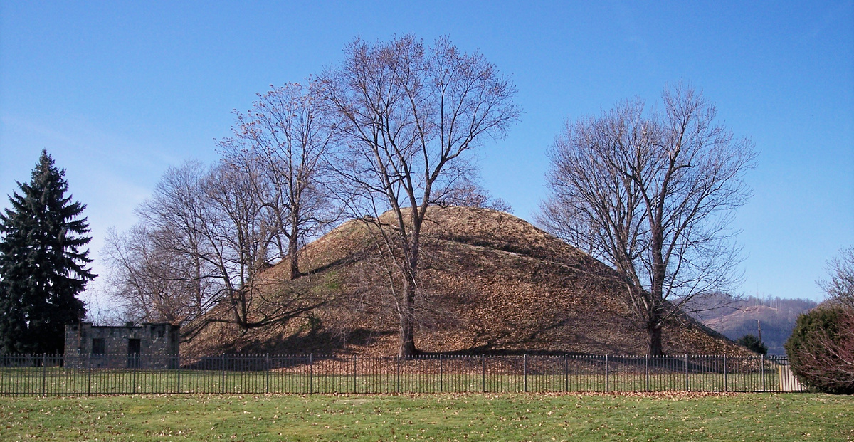 Рис. 5. Грейв-Крик маунд (Grave Creek Mound), Маундсвилл, Зап. Вирджиния, США. Относится к культуре адена (Adena culture), датируют 250–150 гг. до н.э. Координаты: 39.916906, -80.744581. (https://en.wikipedia.org/wiki/Grave_Creek_Mound).