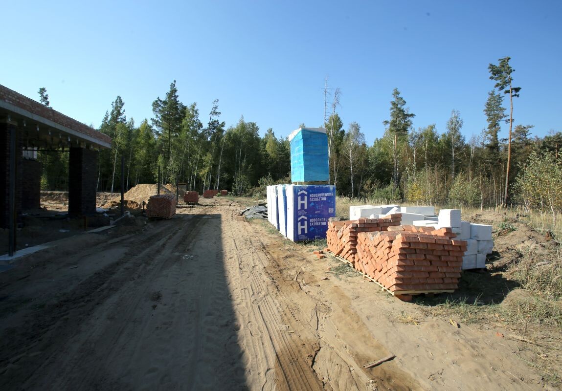    Фото: Филонов Игорь. В Ямном строится несколько домов, примыкающих к лесу