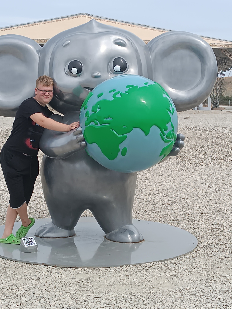 Территория Тавриды Арт на Меганоме усыпана разными статуями мультяшных героев