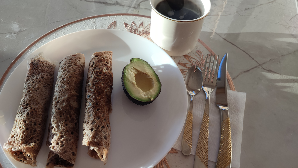 Для меня это очень вкусно и сытно. Гречневые блины с семенами льна, черного кунжута, подсолнечника и тыквы. Авокадо. Кофе