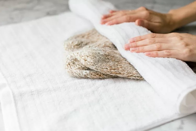 Как нужно отжимать вязаные вещи