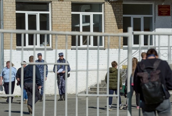    Сотрудники полиции у здания школы № 68 в Челябинске