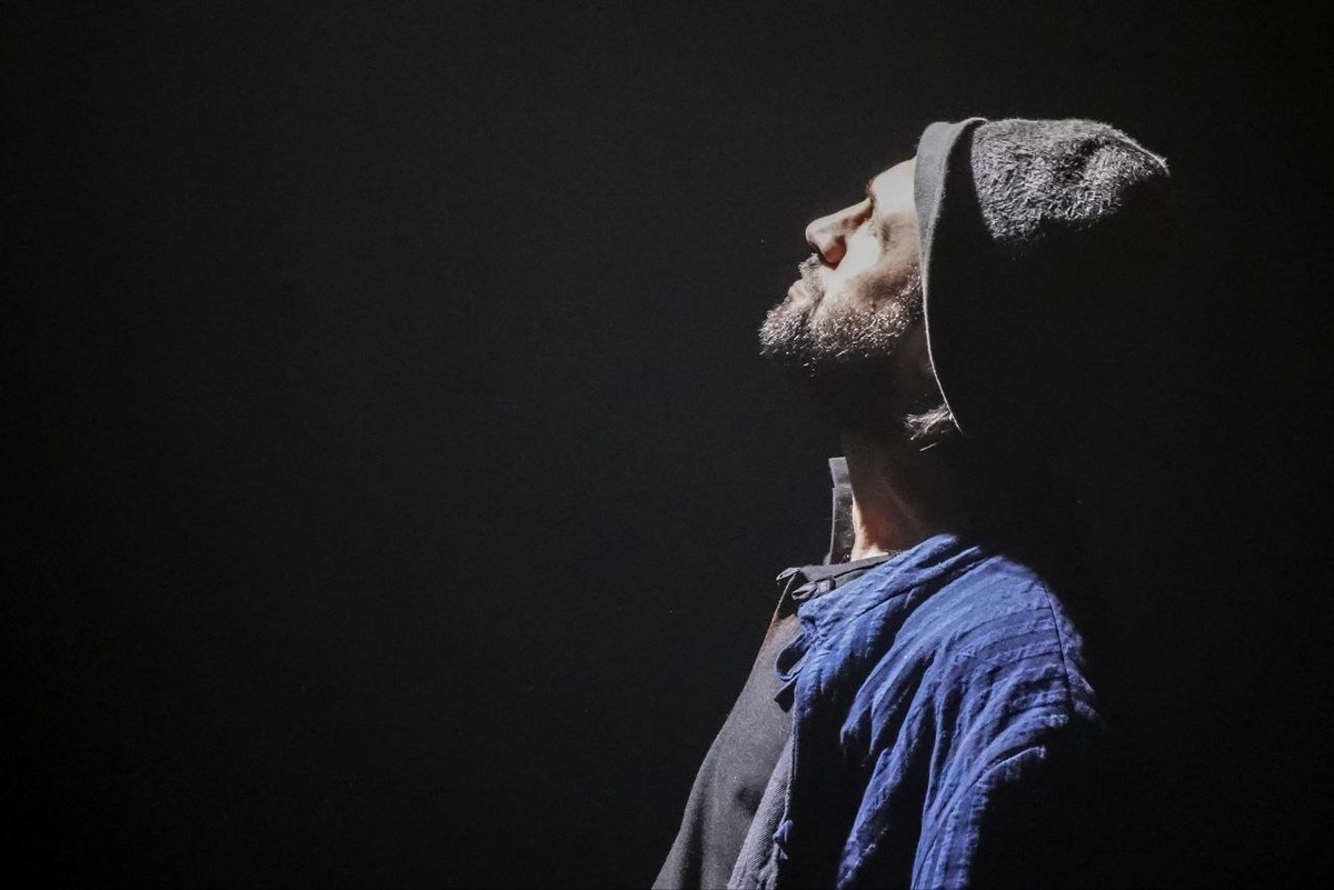 Сцены из спектакля «Пастух Махаз». Фото – с официального сайта театра.