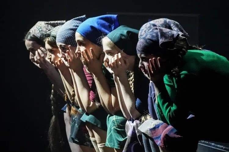 Сцены из спектакля «Пастух Махаз». Фото – с официального сайта театра.