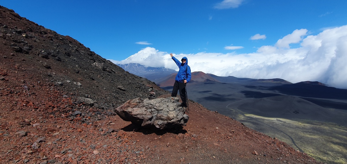 На Северном прорыве Плоского Толбачика. Виден Острый Толбачик (вершина в облаках).