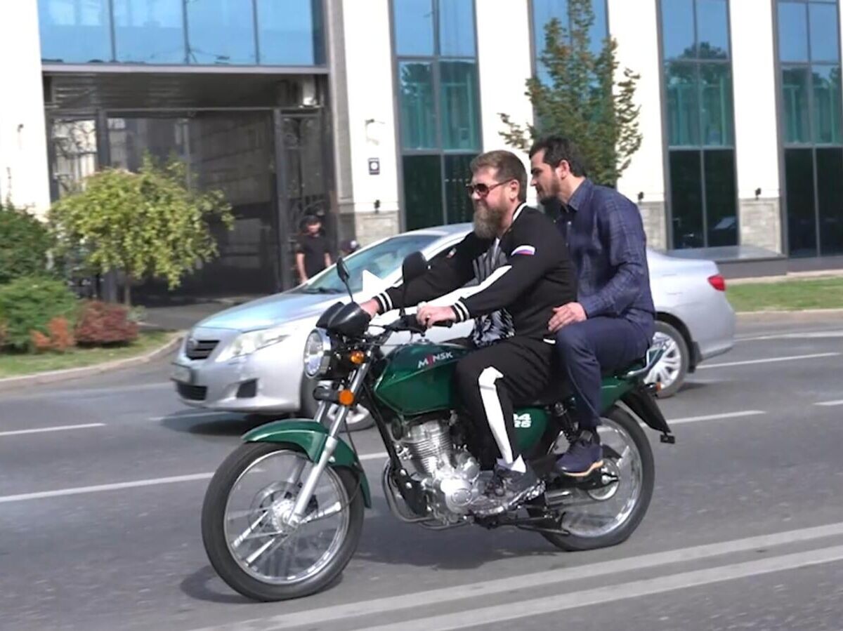    Глава Чечни Рамзан Кадыров проехал по Грозному на мотоцикле Minsk© Фото : Telegram-канал Рамзана Кадырова