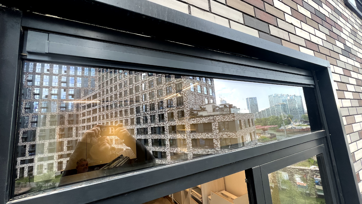 Клапан установленый над дверью дает нормированый расход воздуха 125 м3/ч