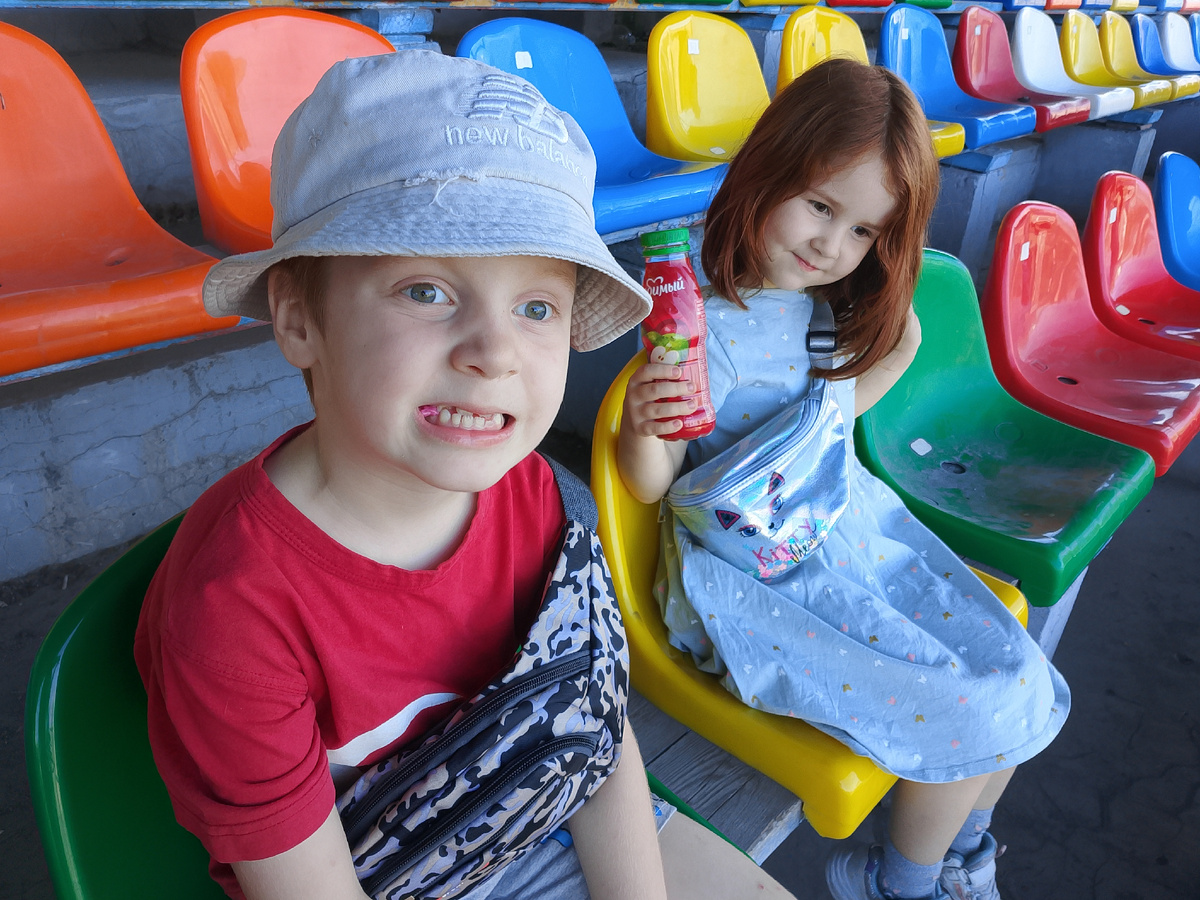 Никита с Алисой на трибуне. Болеем за Дениса