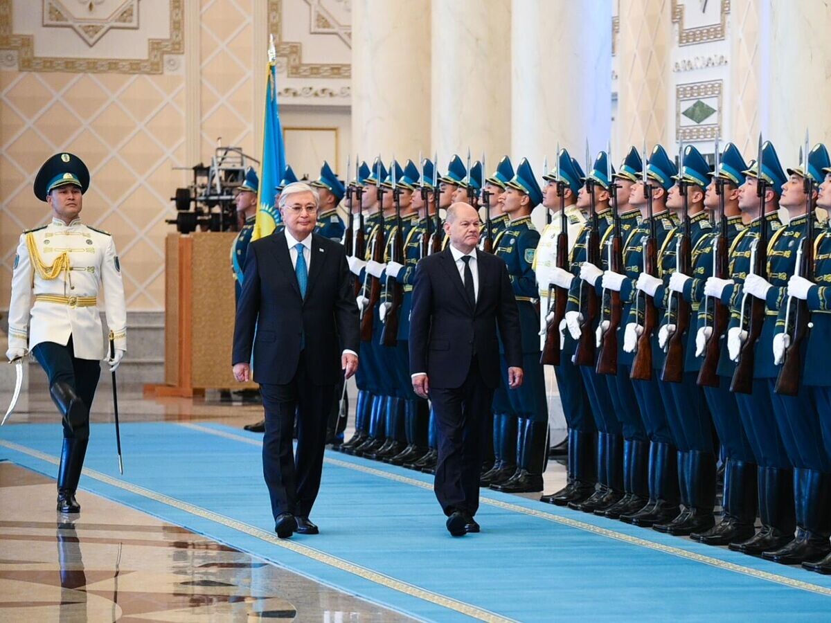    Федеральный канцлер Германии Олаф Шольц и президент Республики Казахстан Касым-Жомарт Токаев во время встречи в Астане© Sputnik / Санат Имангалиев