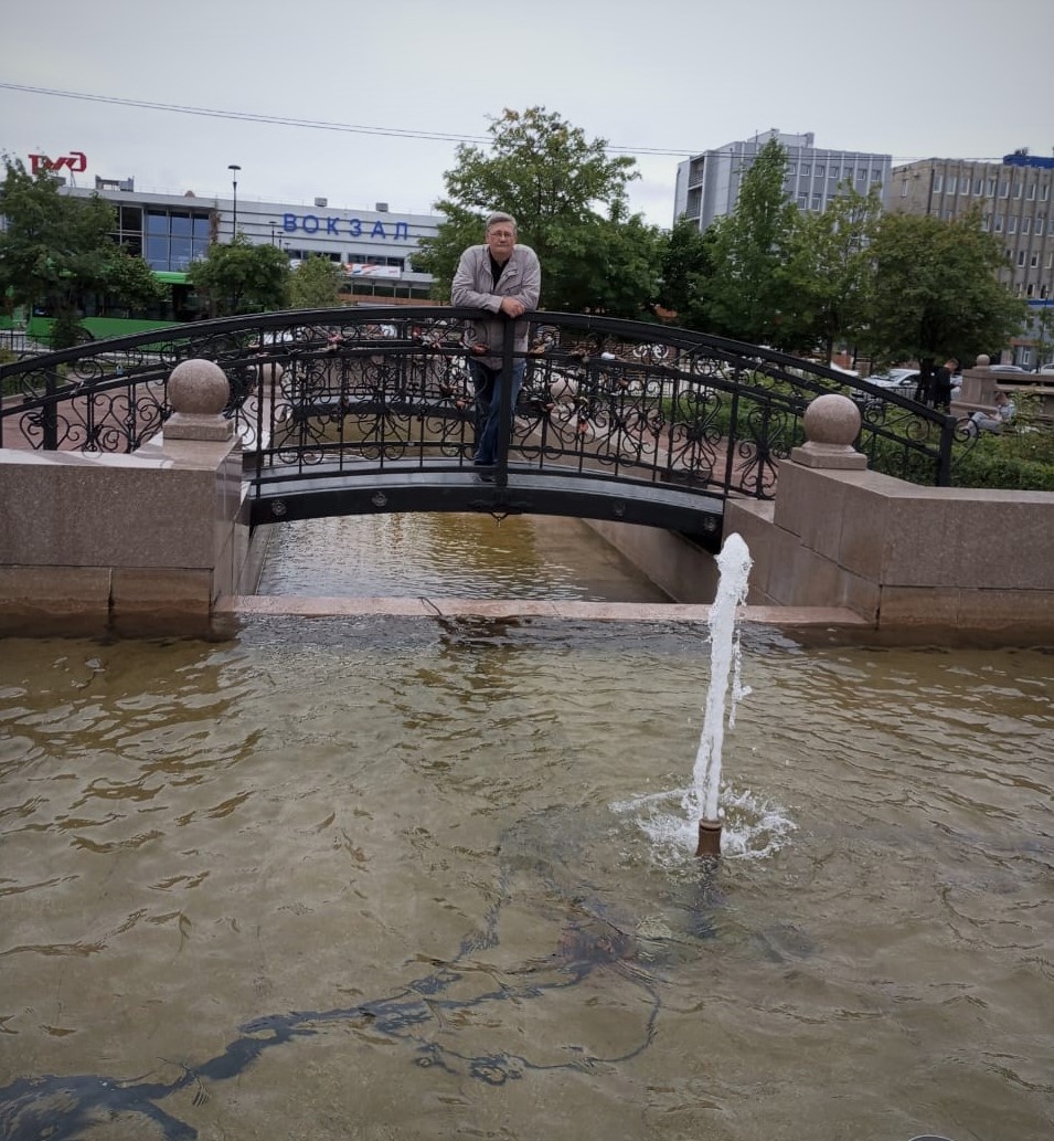 До рыбных рынков проще всего дойти с привокзальной площади. 