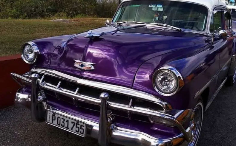 Вот такие симпатичные Chevrolet Styleline стали не так давно возить пассажиров из международного аэропорта Гаваны - ретро-трансфер!