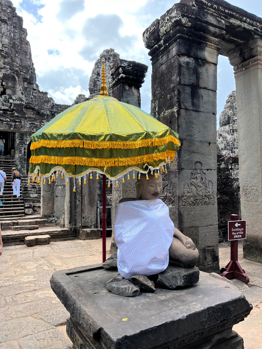 В одном из храмов Ангкора есть памятник, посвященный мудрой старой женщине 
