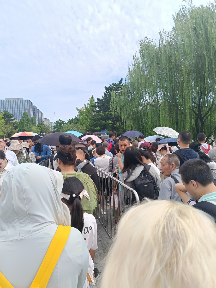 Очередь на автобус до стены. Фото автора.