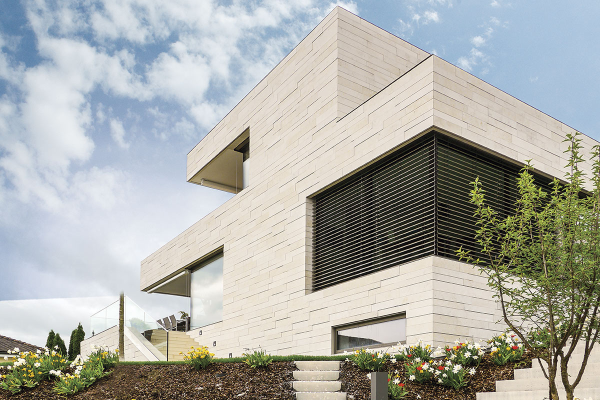 Искусственный камень в отделке фасада дома