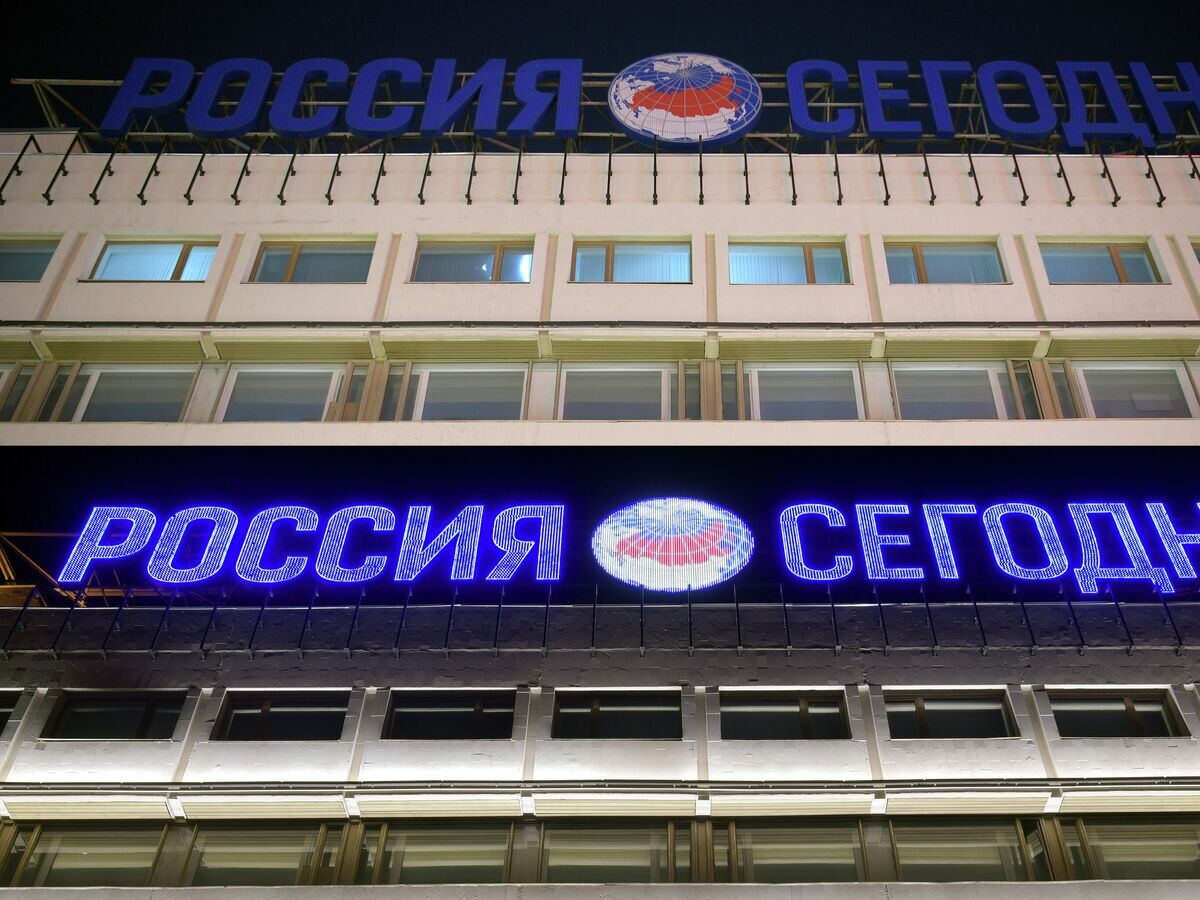    Здание Международного информационного агентства "Россия сегодня" на Зубовском бульваре с подсветкой и во время ее отключения в рамках экологической акции "Час Земли"© РИА Новости / Евгений Биятов