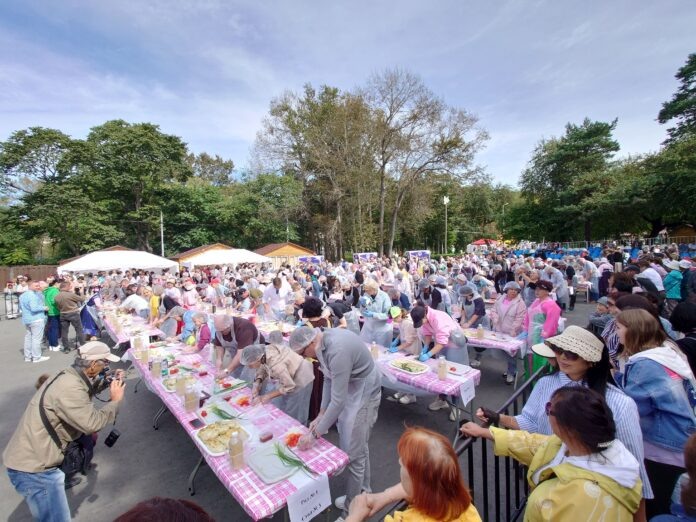 Так на мастер-классе (в 400 рук!) приготовили тонну кимчи.