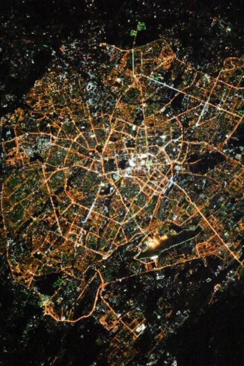 Это только город. Но и по нему видно, сколько людей! Сколько судеб!