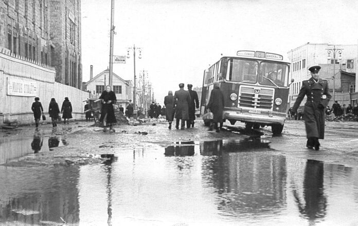 1957 г. Южно-Сахалинск. Улица Ленина. Остановка «Почтамт». Слева строится здание но- вой почты. Фото из архива Владимира Замория (с сайта oldsakhalin.ru).