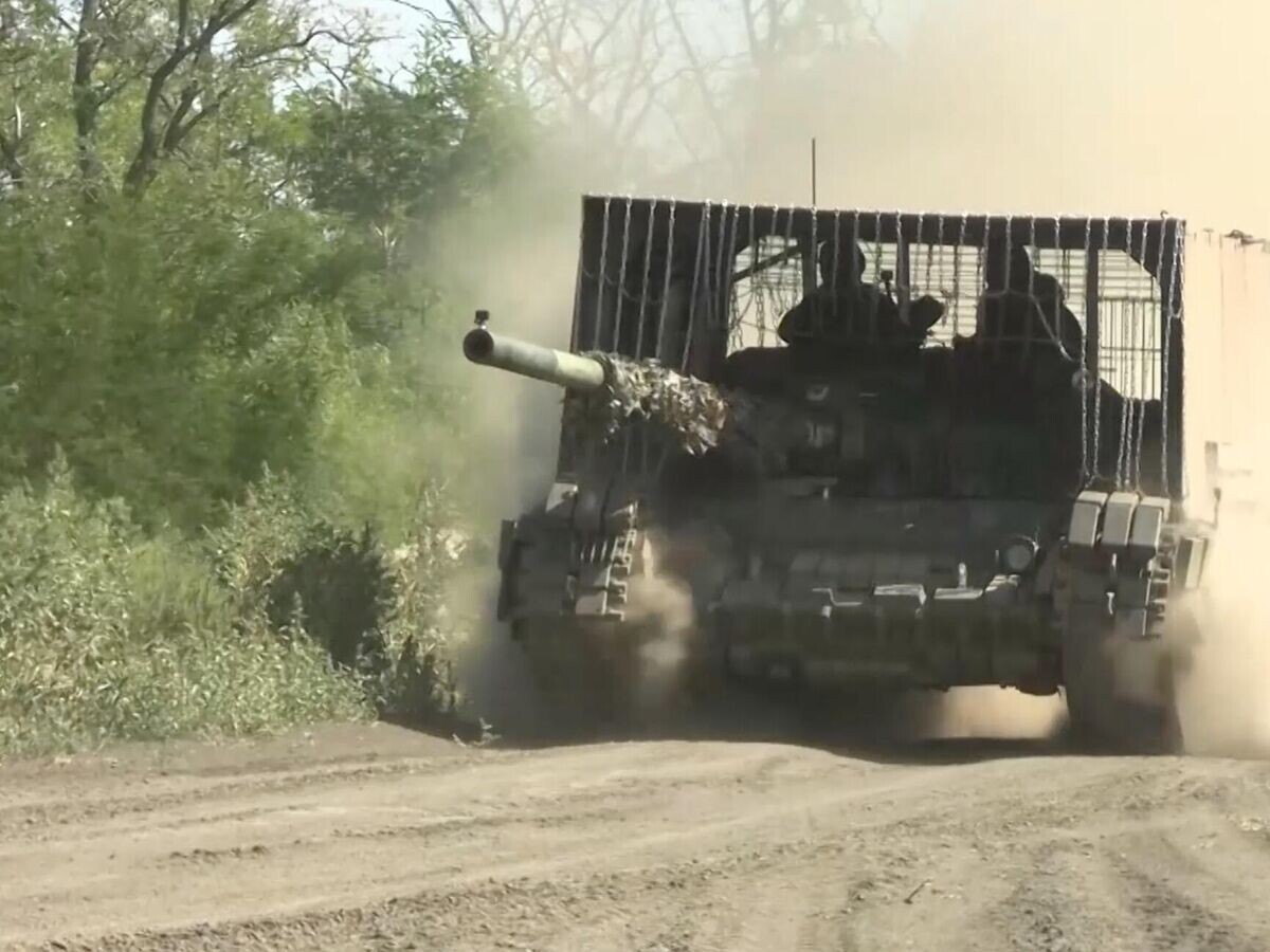    Экипаж танка Т-80БВМ общевойскового объединения группировки войск "Восток" из Приморья огнем прямой наводкой уничтожил опорный пункт ВСУ на южно-донецком направлении спецоперации© Минобороны России