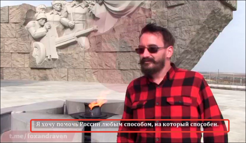    Харрис у монумента "Самбекские высоты" вблизи Таганрога. Скриншот с ТГ-канала "Лис Z Ворон"