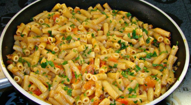 Ощутите тот самый аромат тушенки, моркови и зелени...