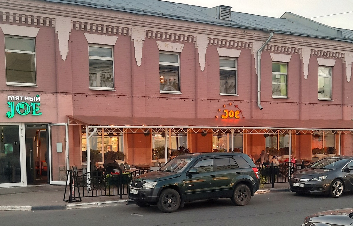 Фасад здания с кальянной и пиццерией