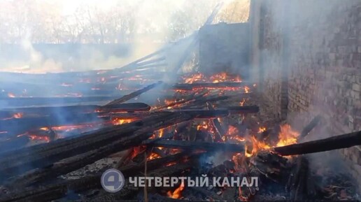 Пожар перекинулся на соседнюю территорию, там полыхают брёвна