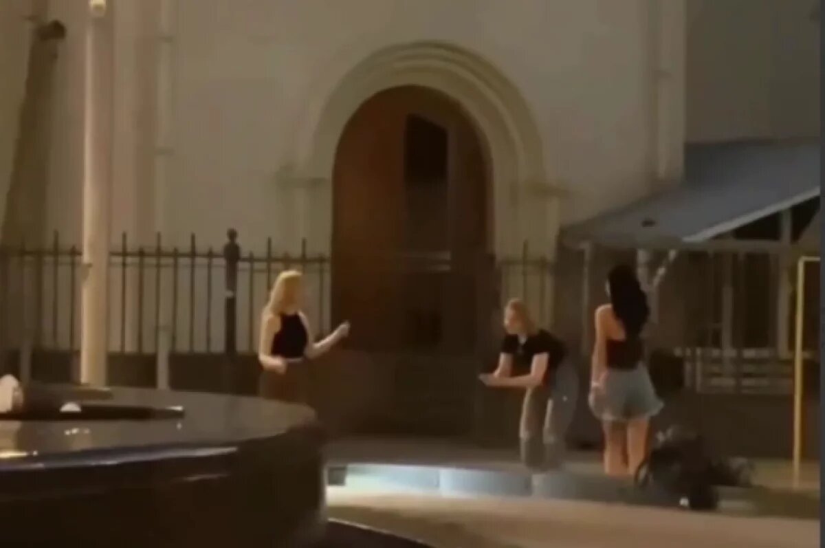    Baza: в Москве полиция ищет девушек из-за танца у храма Николая Чудотворца