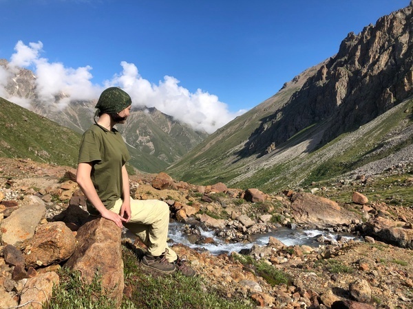 Сам подъем оценить тут проблемно, но идти нам за кадром вправо и вверх