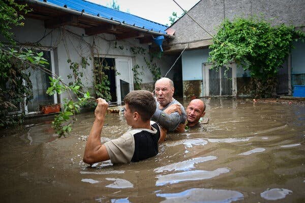 В субботу двое мужчин спасли третьего из поднимающейся воды в румынской деревне Слобозия Конаки.