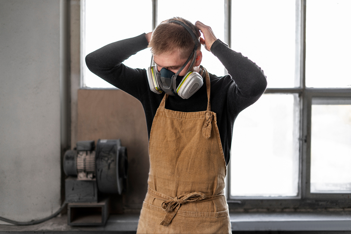 источник фото:https://ru.freepik.com/free-photo/young-male-working-wood-engraving-workshop_20554296.htm#fromView=search&page=1&position=13&uuid=621aab0e-d4db-4281-ad93-06c3fc22d0b7